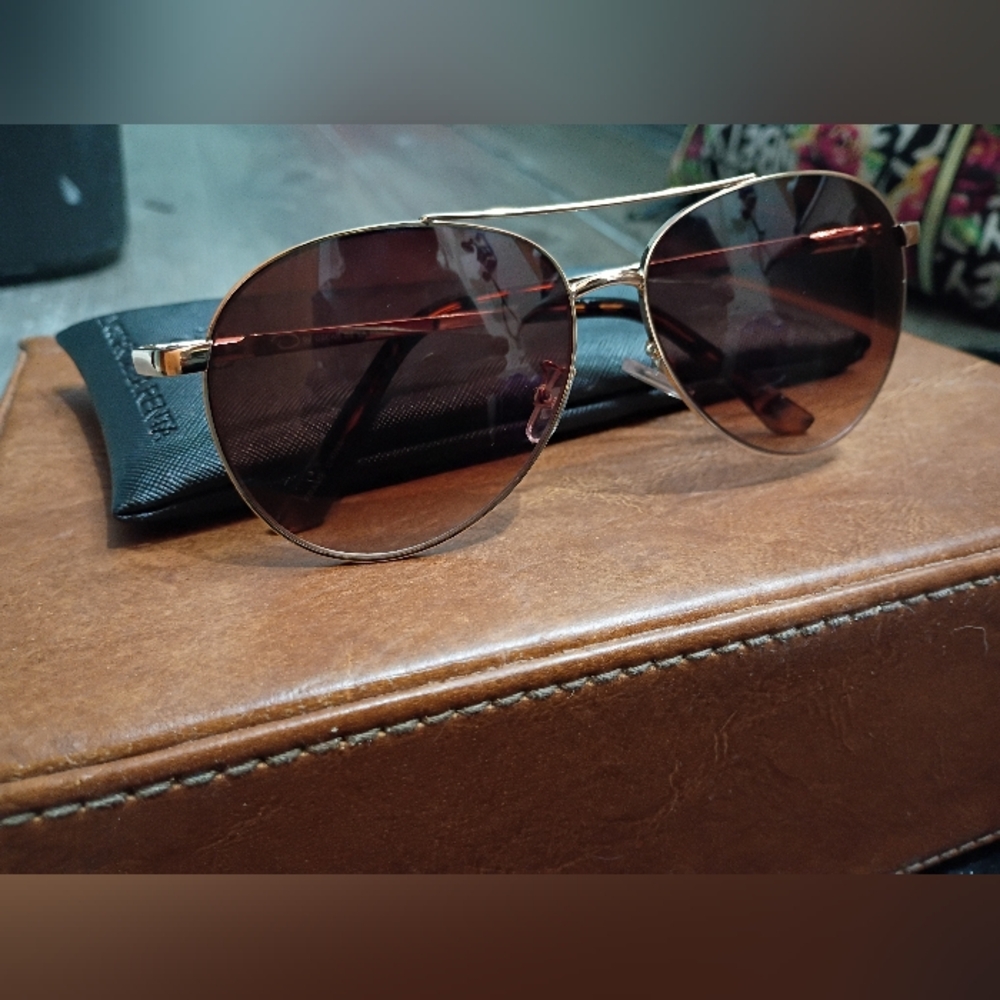 Elegant Gold Aviator Sunglasses